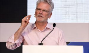 Peter O’Brien dari Tyndall mendapat penghargaan atas kontribusinya pada sektor chip