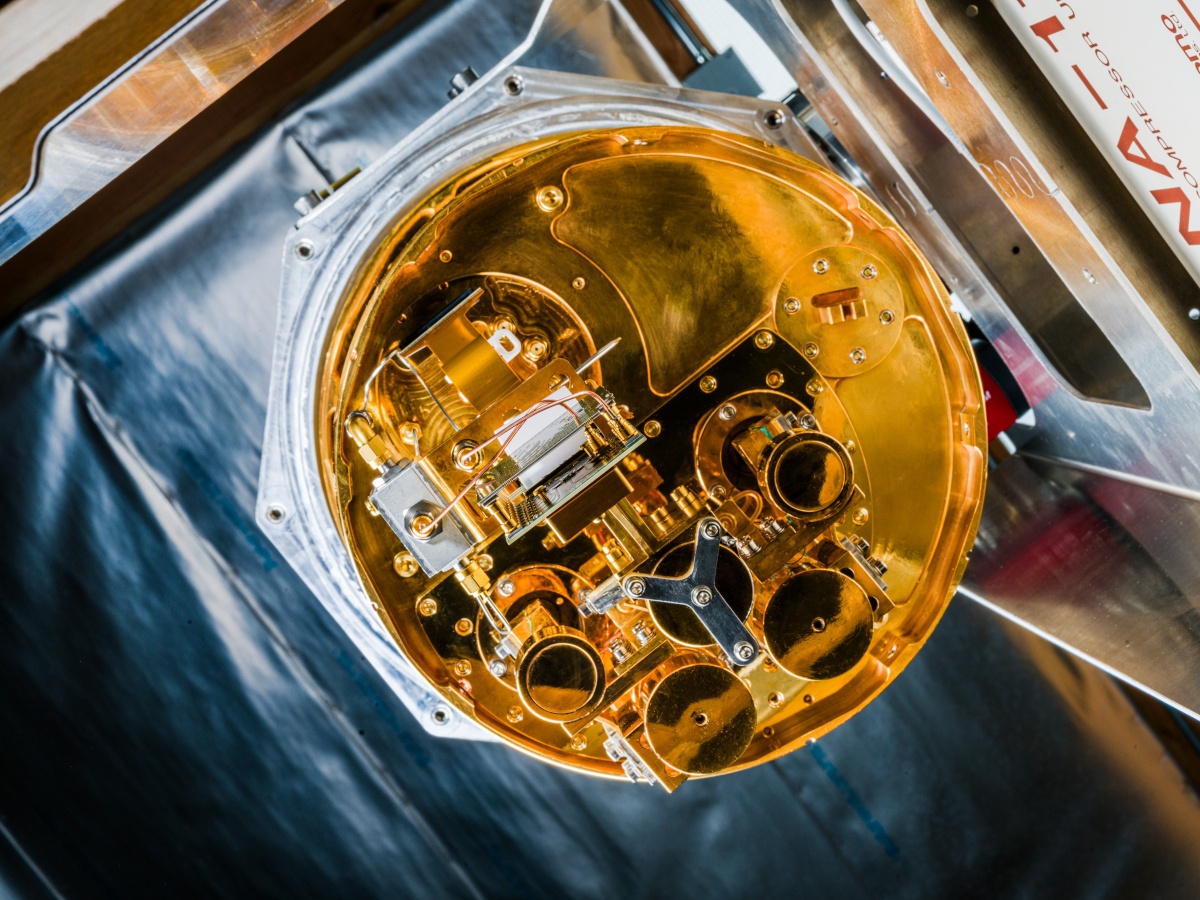 A quantum chip in all gold with many intricate parts. The shot is taken from below the device.