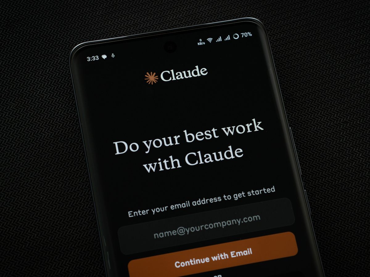 A smartphone screen featuring the homepage of claude 3.7 sonnet.
