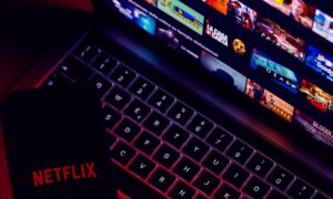 Saham Netflix jatuh sesuai perkiraan Q2 karena salah satu pendirinya, Hastings, mengundurkan diri