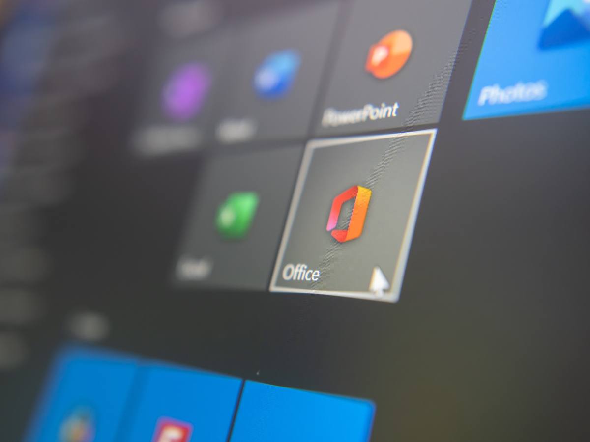 Windows 10 screen showing a mouse hovering over Microsoft Office.