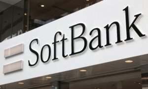 Kepala SoftBank membantah klaim pusat data orbital Musk