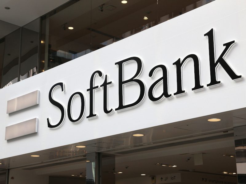 Kepala SoftBank membantah klaim pusat data orbital Musk