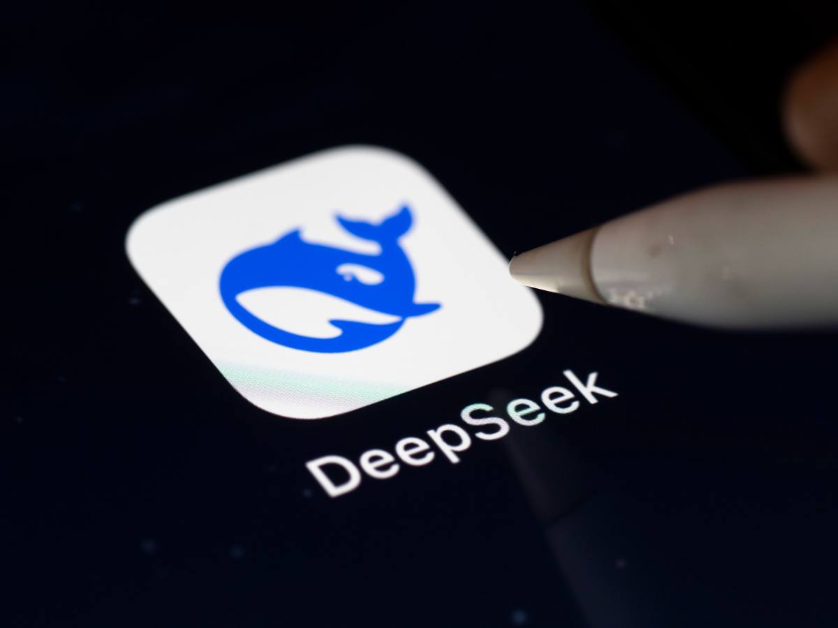 A picture of the DeepSeek app on an iPhone screen with a stylus pointing towards it.