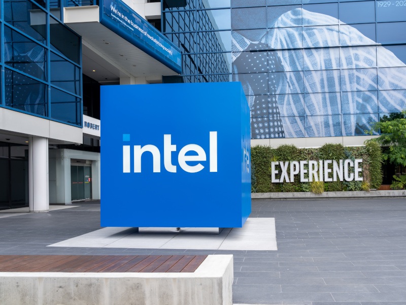Intel mengumpulkan $20 miliar dalam penjualan saham pertama sejak 1971