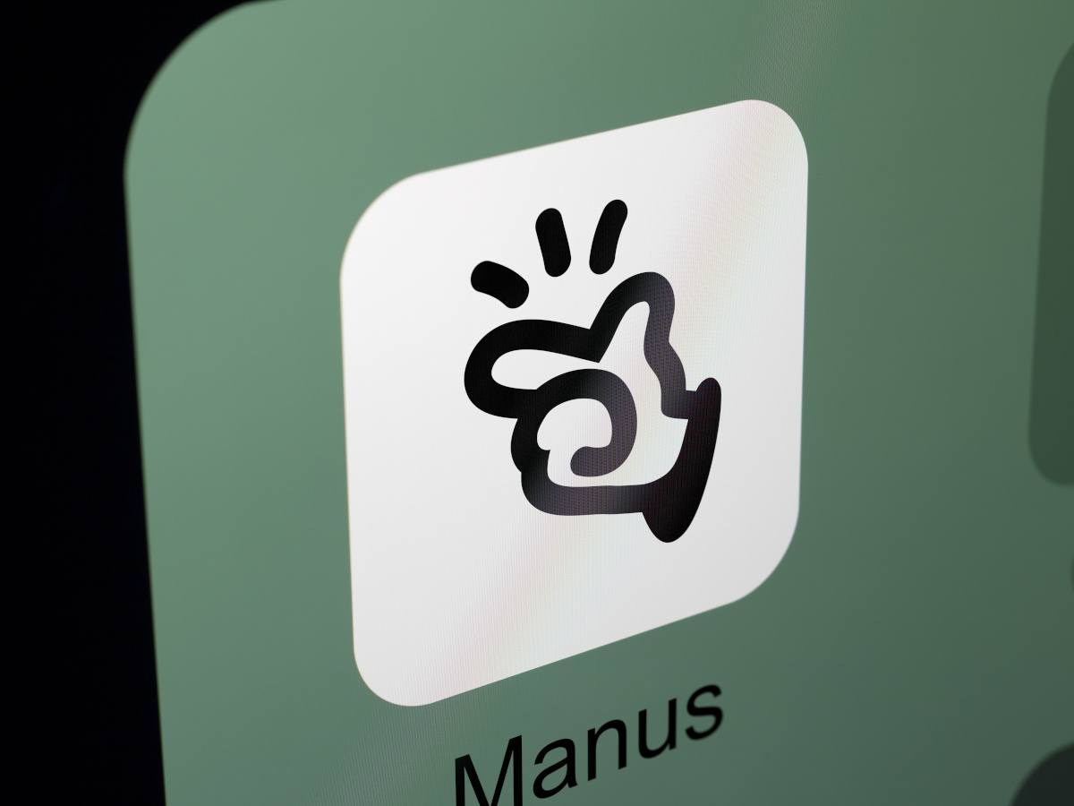 A white app icon background with fingers snapping.