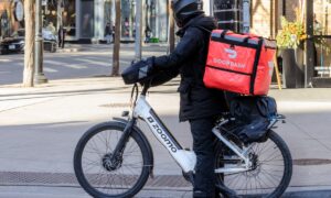 DoorDash membeli platform pengiriman bahan makanan Instacart dengan kesepakatan $17 miliar