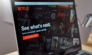 Netflix membukukan pendapatan suam-suam kuku setelah 1.000 PHK dan keluarnya perusahaan-perusahaan besar